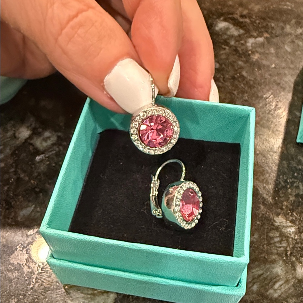 Fashion earrings, large yet lightweight
